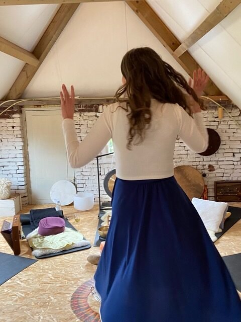 Maddy met Klankschalen